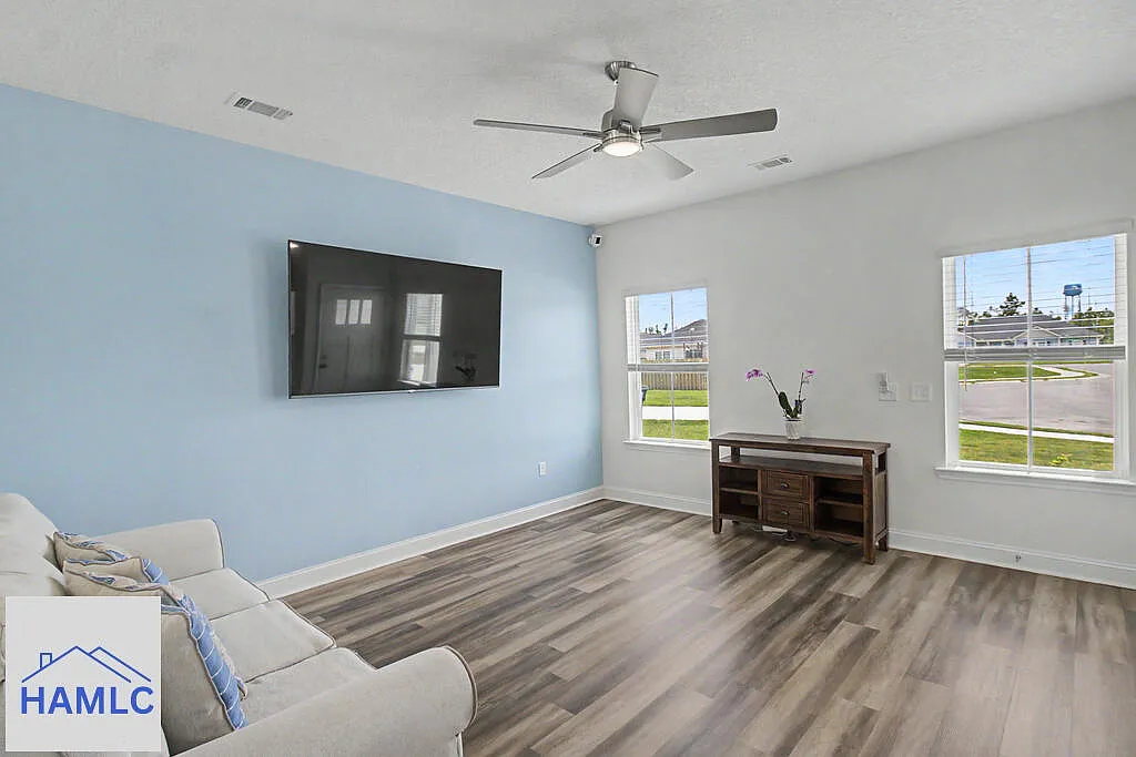 3 bed, 2.0 bath, 1336 sqft, $2,000 — Photo 4