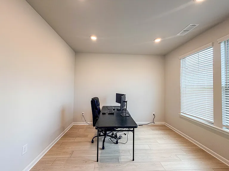 628 Sidney Ct — Photo 17