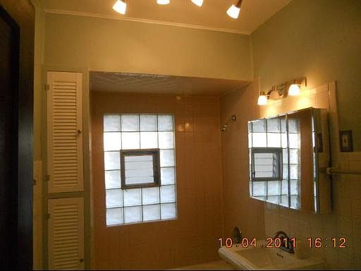 5th image of 925 S Elgin Ave