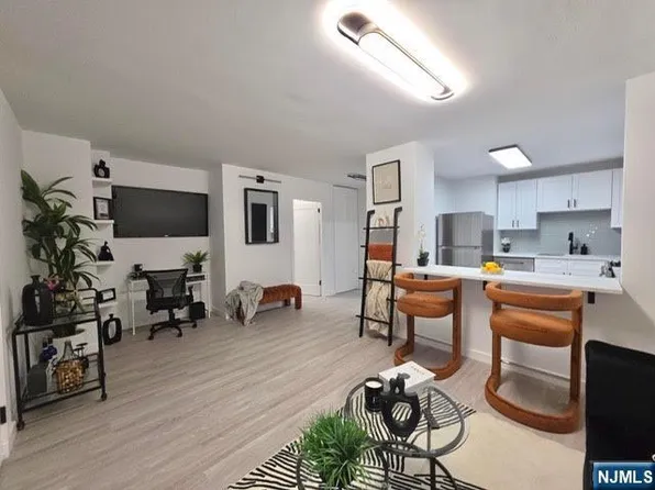 1203 River #20A, Edgewater, NJ 07020