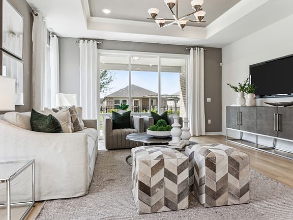 Gathering romo with tray ceiling