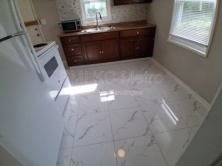9548 Charlotte St — Photo 1