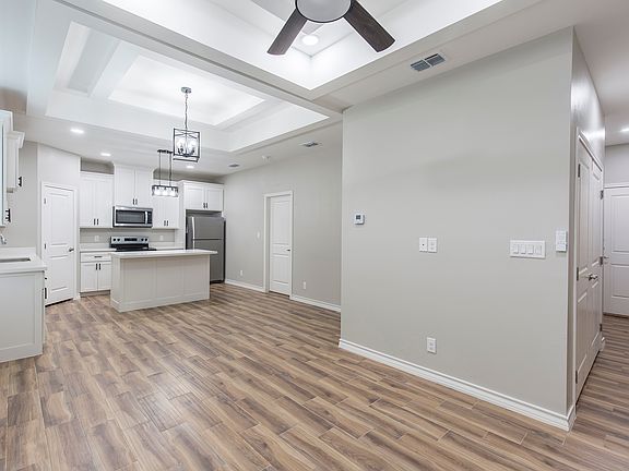 5th image of 820 E Cedar Ave