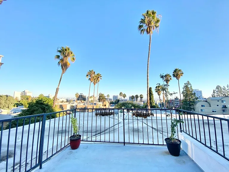 1830 N La Brea Ave — Photo 13