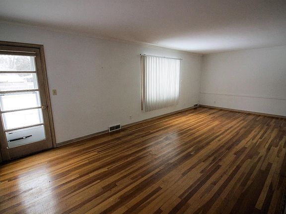 3rd image of 3241 E Summit Blvd