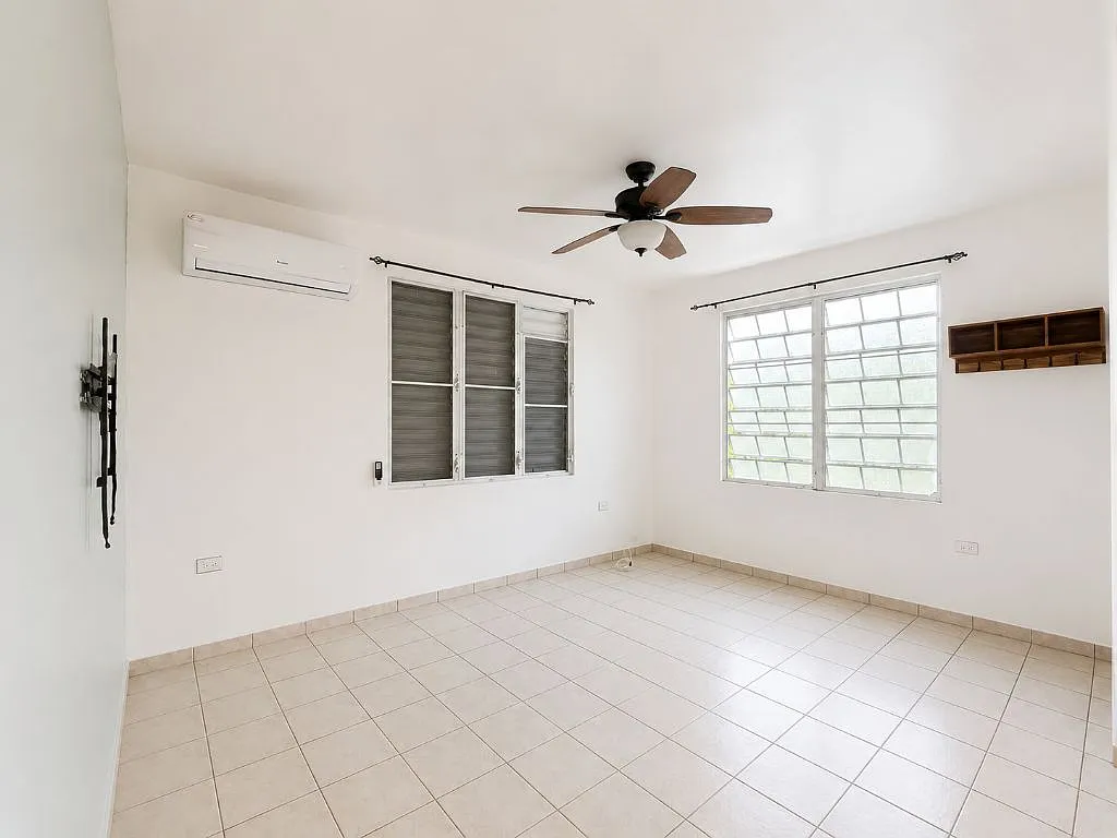3 bed, 1.0 bath, 1200 sqft, $1,500 — Photo 2