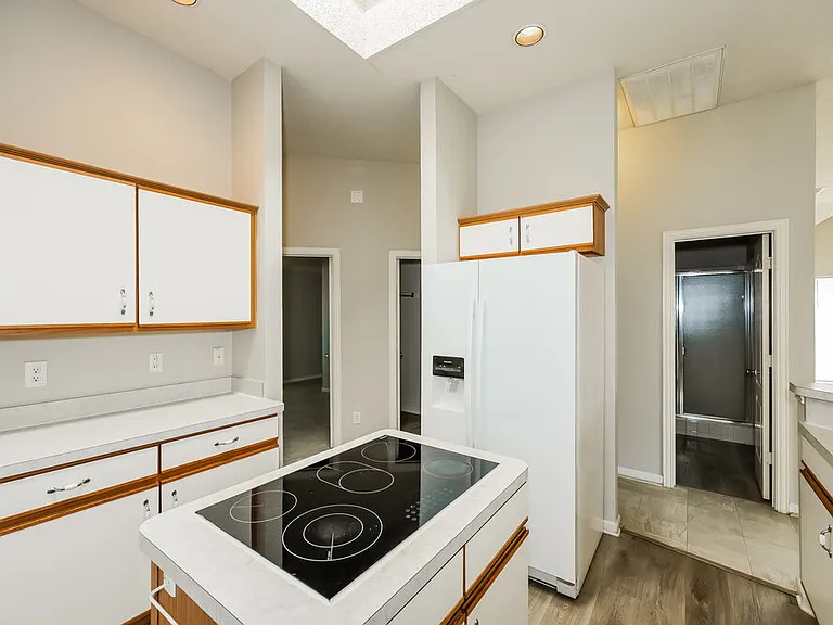5017 Eastcreek Dr — Photo 7