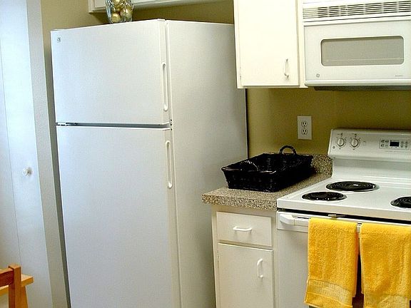 Kitchen, very sparkling clean and bright
