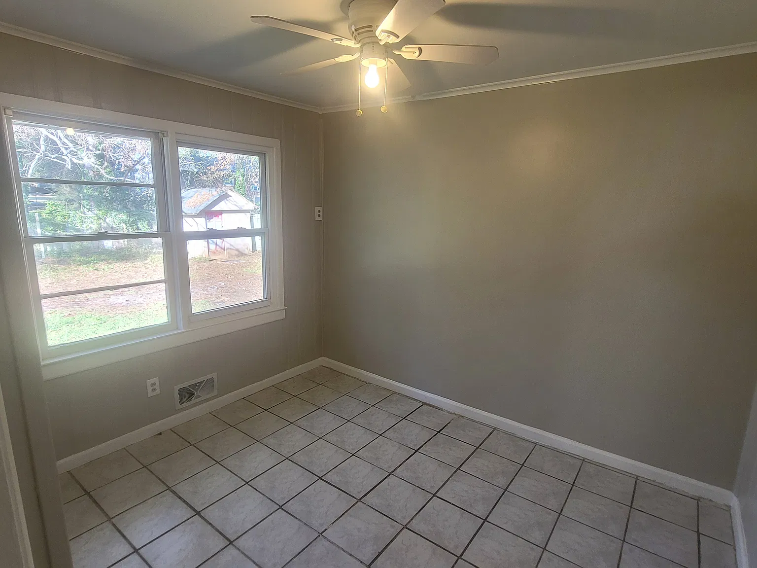 Spacious 4 BR 2 BA Ranch in Decatur Close to perimeter. Fenced back yard — Photo 3