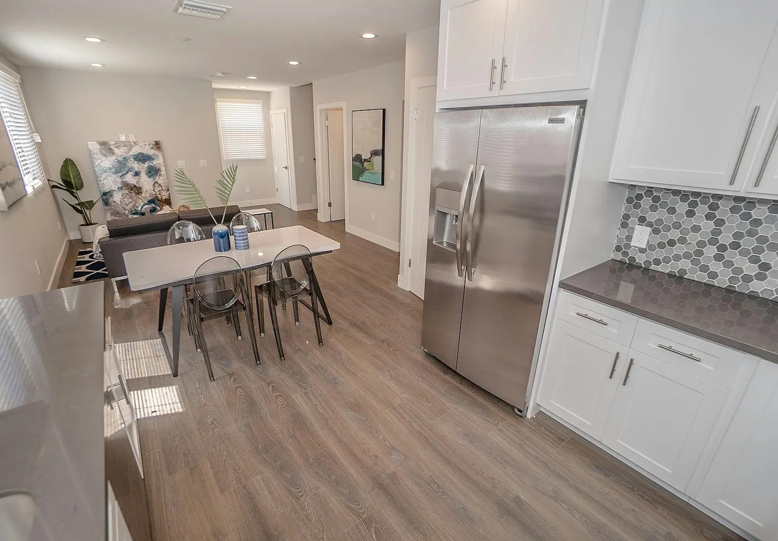 2631 South La Salle Avenue, Unit 2631 — Photo 2