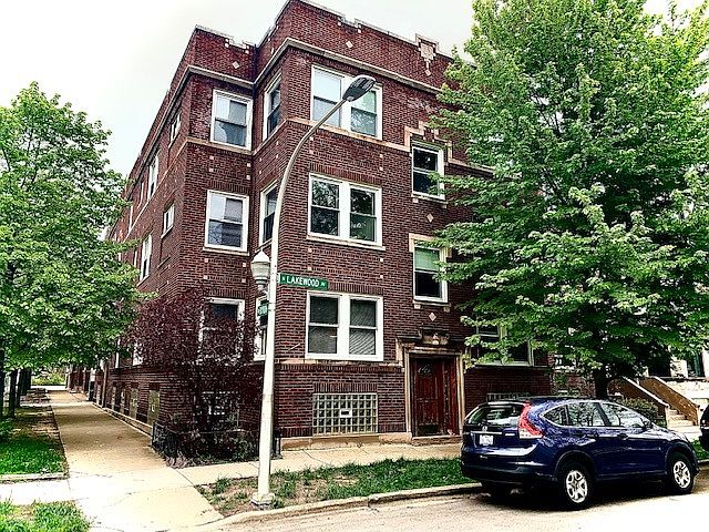 1st image of 3849 N Lakewood Ave #3