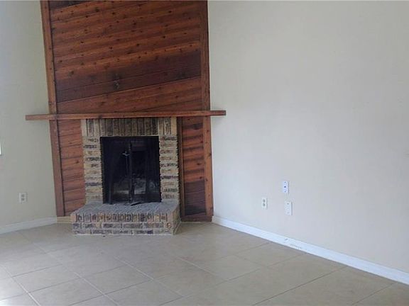 3rd image of 916 Robinhood Ct #916