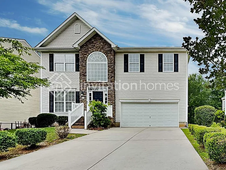 40 Luzelle Dr — Photo 1
