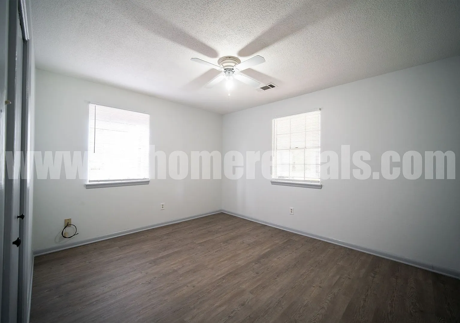 8209 Woodview Drive East — Photo 2