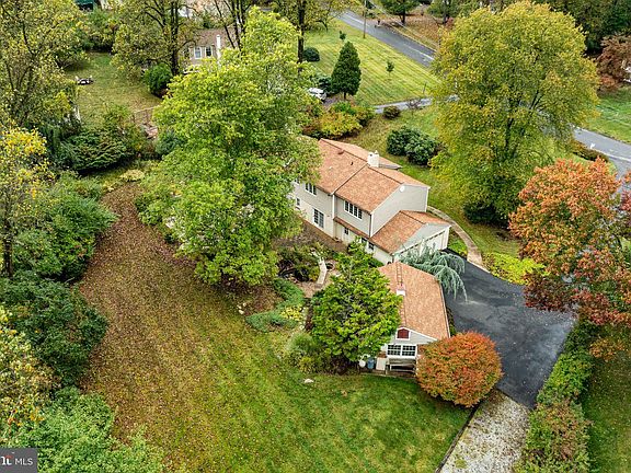 4th image of 319 Horseshoe Ln