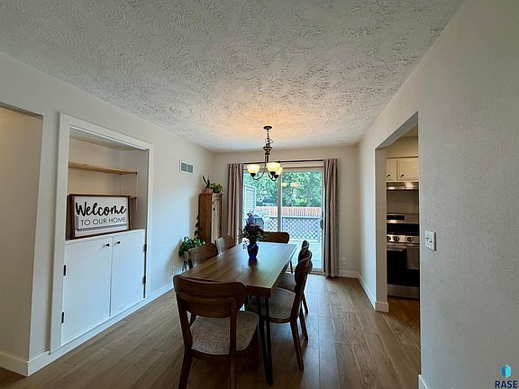4th image of 209 E Barck Ave