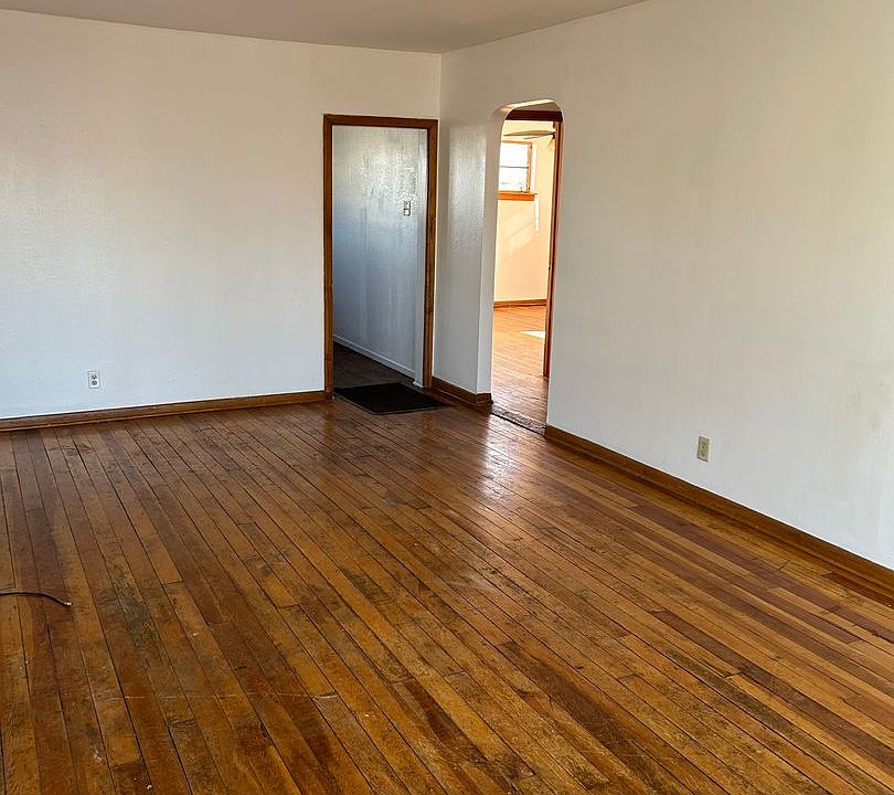 1st image of 112 E Oak St