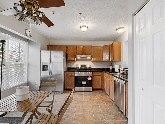 3rd image of 6 Cottonwood Ct