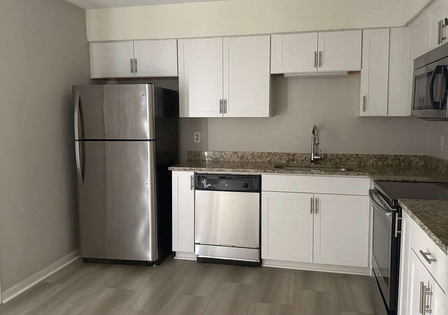 2BR/1.5BA Townhome in Charleston | Fireplace & Built-ins | Balcony & Private Parking — Photo 4
