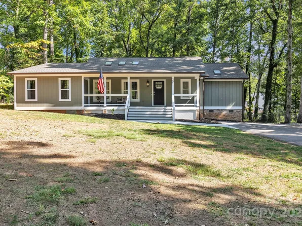 221 5th St NE, Conover, NC 28613