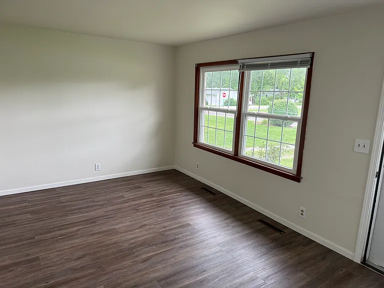 105 S Lyons St — Photo 3