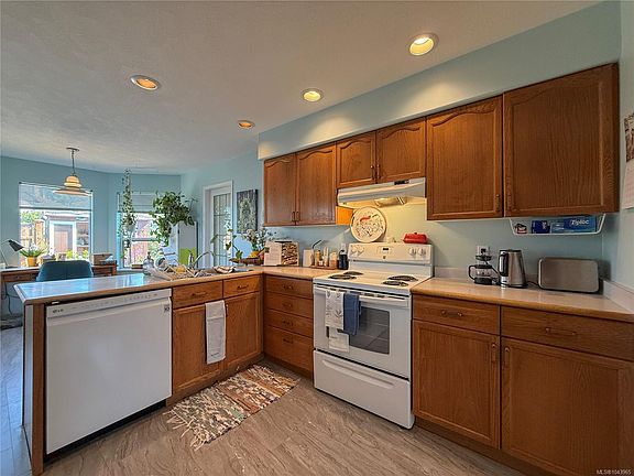 3rd image of 688 Albatross Cres