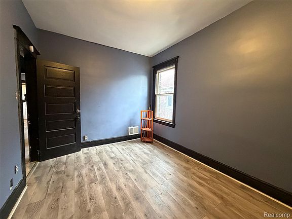 4th image of 593 Owen St