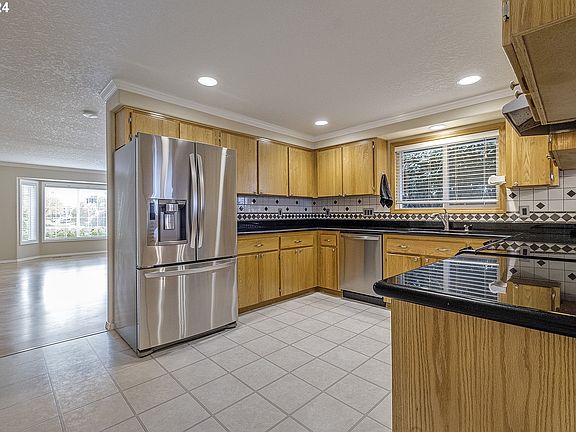 5th image of 877 SE 72nd Ave