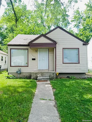 18631 Margareta St Photo 1