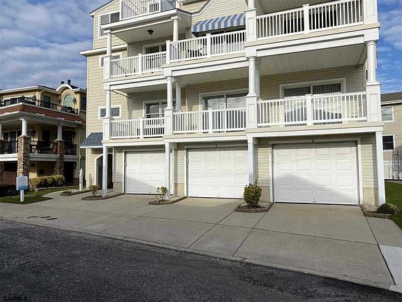 2nd image of 609 Saint Albans Pl APT 1