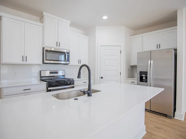 136 S Broyles Ave — Photo 8