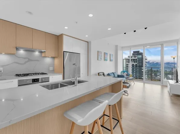 567 Clarke Rd #3305, Coquitlam, BC V3J 3X4