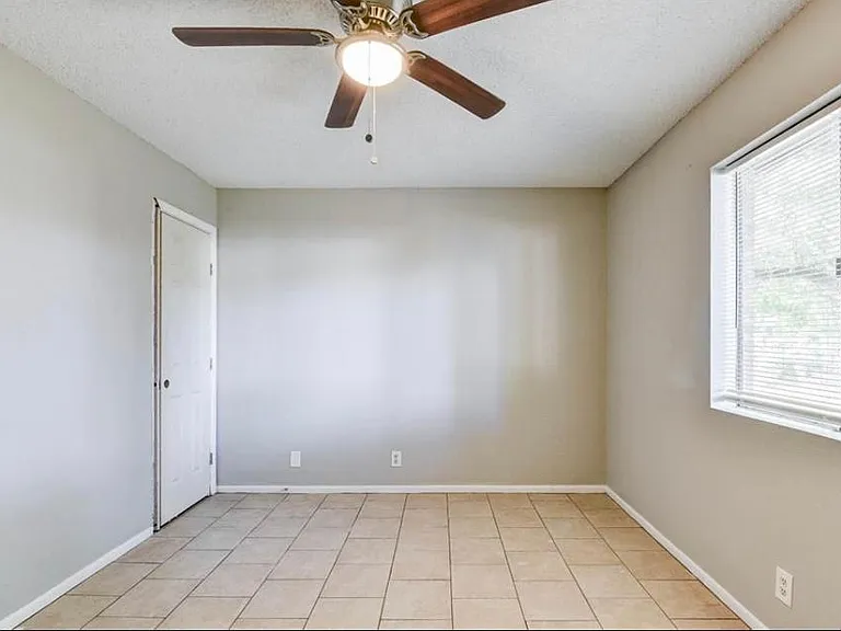 424 Fisher St — Photo 6