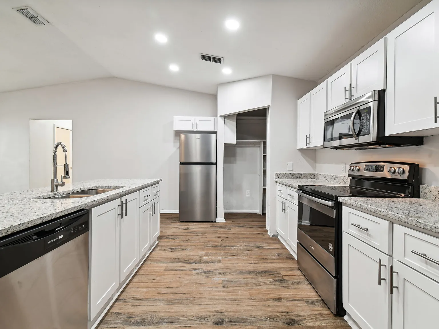 2 bed, 930 sqft, $1,700 — Photo 3