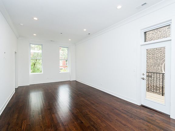 3rd image of 2026 N Sheffield Ave APT 2F