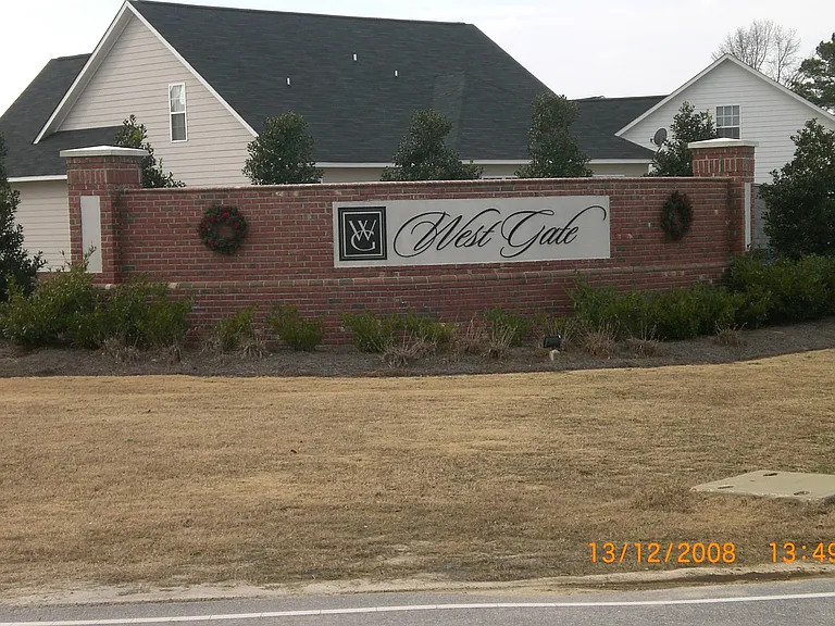143 Bennington Dr — Photo 6