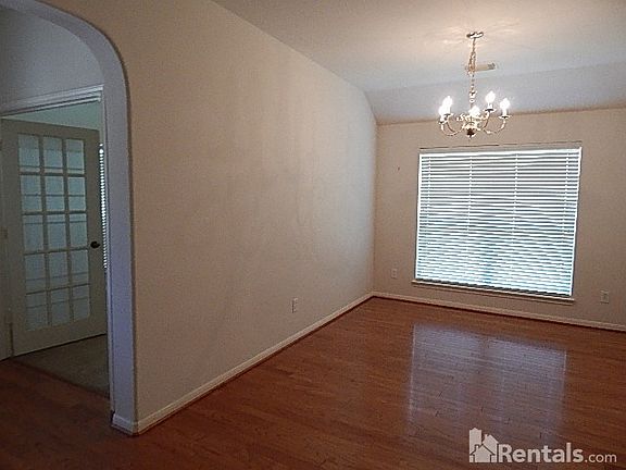 4th image of 2505 Fair Oak St