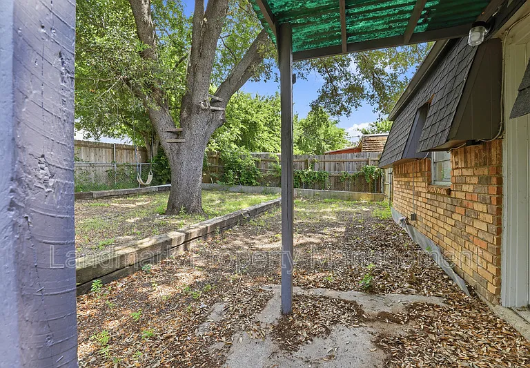 6811 Trail Lake Dr — Photo 24