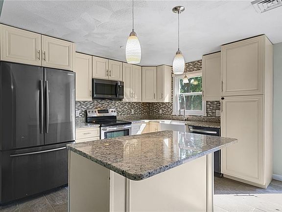2nd image of 85 Blackrock Rd