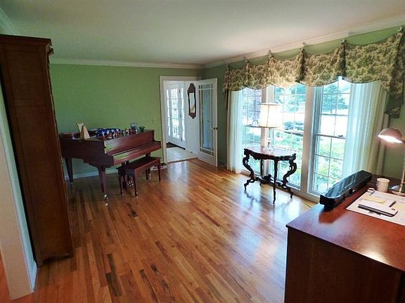 4th image of 7504 Golf Green Dr