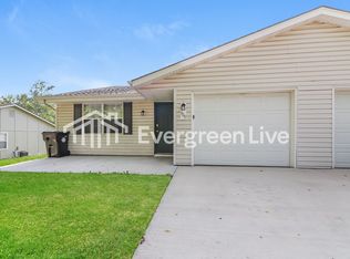 909 Hillcrest St, Pleasant Hill, MO 64080