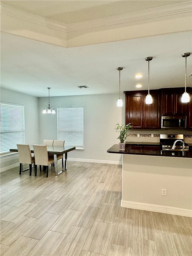 3 bed, 2.0 bath, 1670 sqft, $2,350 — Photo 4