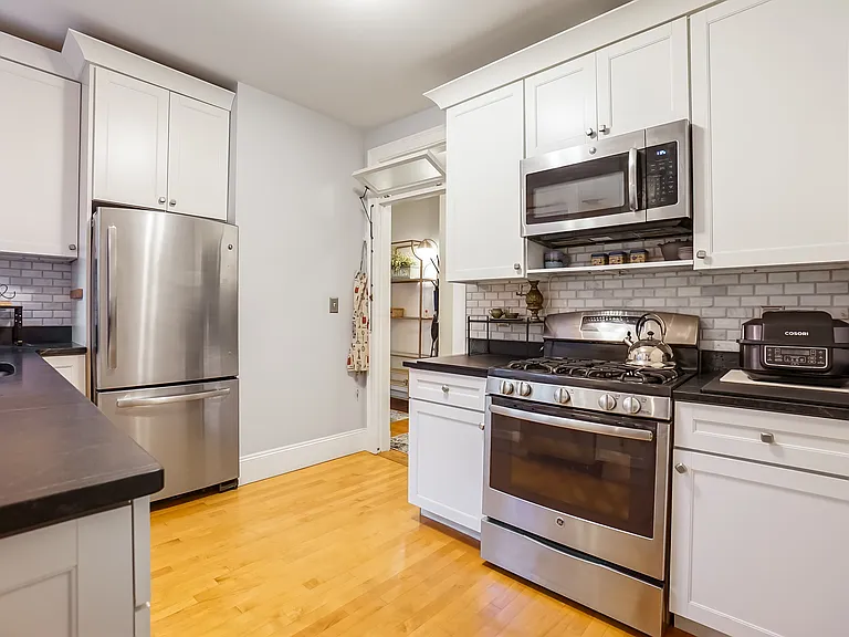 569 Franklin St #6 — Photo 2