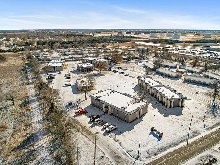 Crossroads Villa Apartments — Photo 9