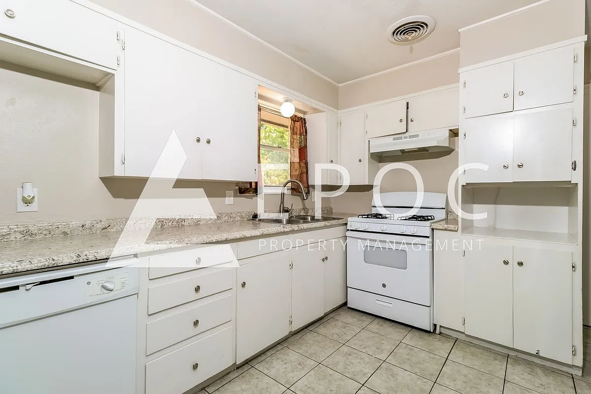 1407 Duvall Dr — Photo 2