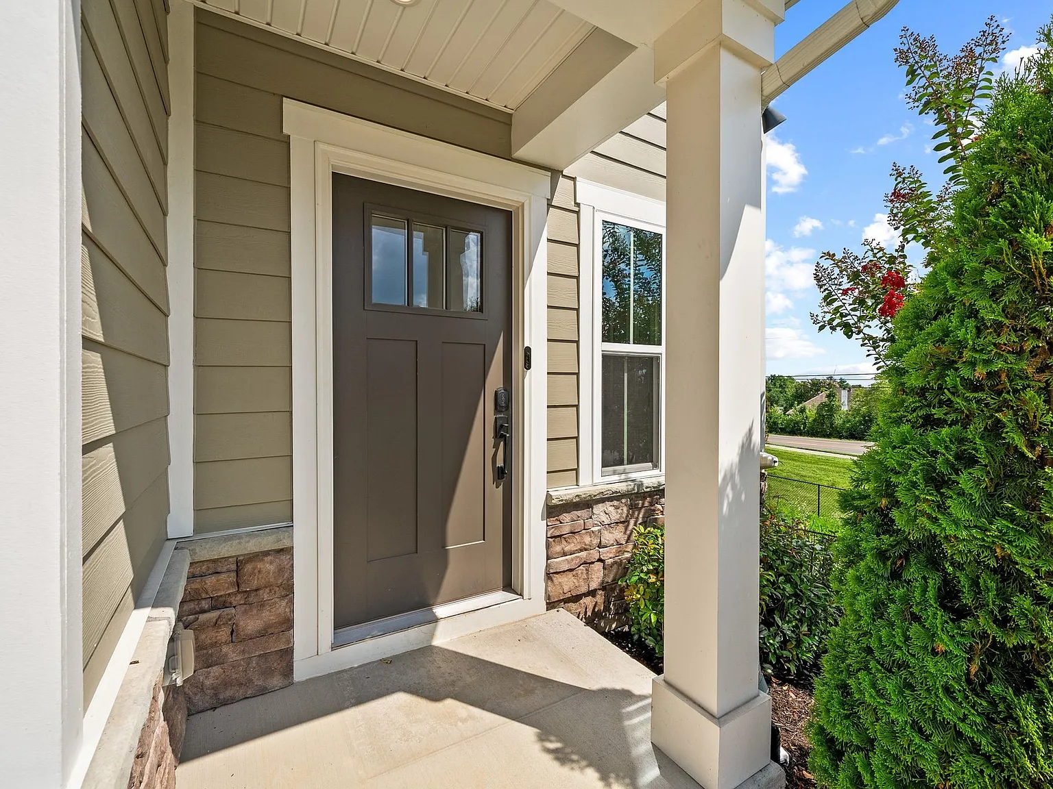 3 bed, 2.5 bath, 1976 sqft, $2,750 — Photo 2