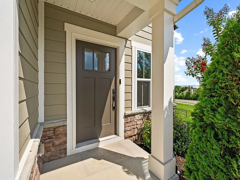 1000 Mountain View Dr — Photo 2