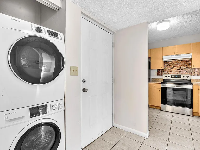 1020 Lake Victoria Dr #B — Photo 29
