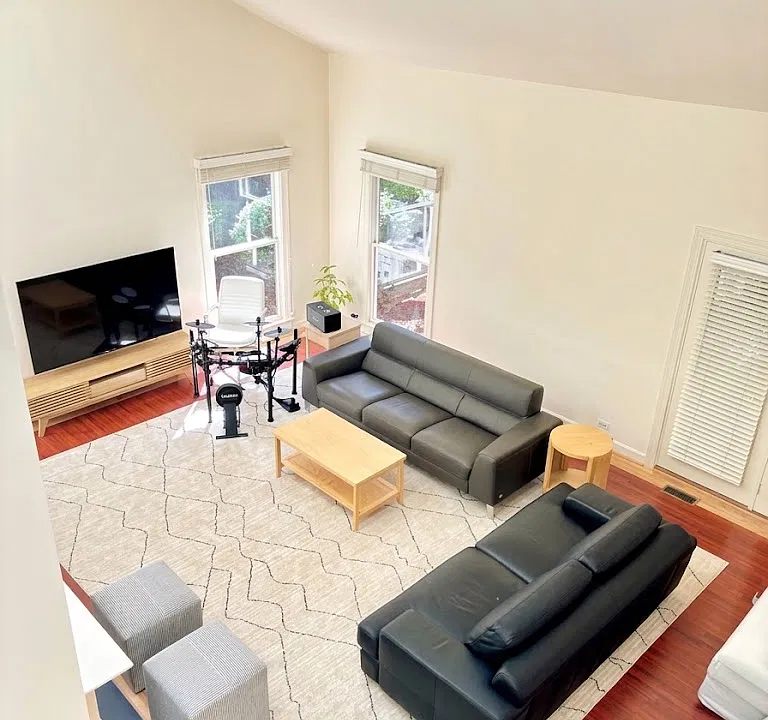 215 Columbia Pl W