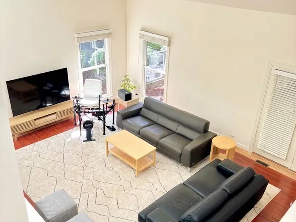 215 Columbia Pl W, Chapel Hill, NC 27516